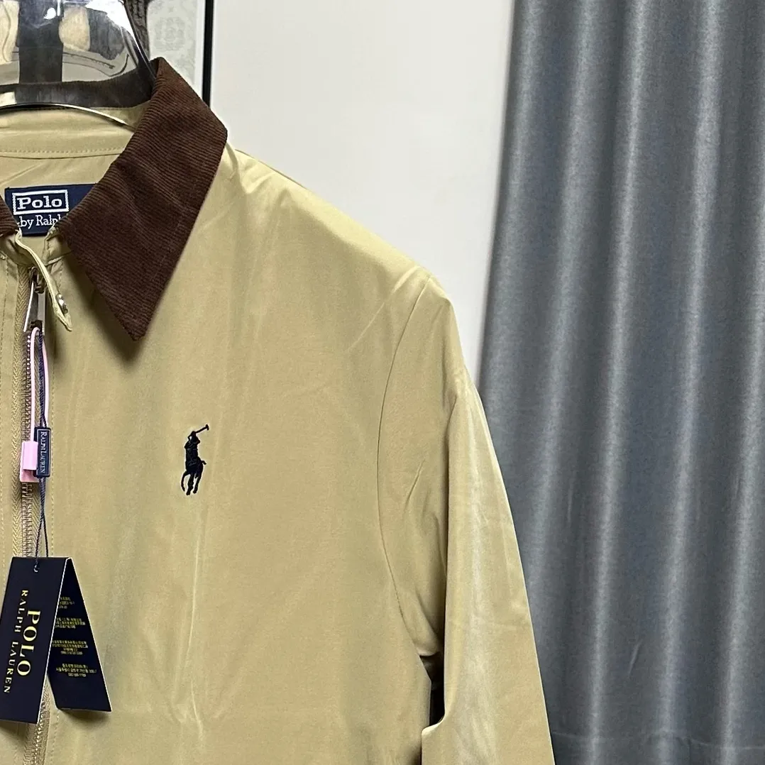 P330 (original replica) The top version of Ralph Lauren second-hand jacket. This Ralph Lauren second-hand jacket has a high usage rate in autumn and winter. The corduroy collar is very American retro and the denim shirt inside is the Brokeback Mountain outfit that was very popular last year. The inner stripe plaid is a perfect combination of temperature and trend. This is also an eternal classic that both boys and girls can wear. The fabric is really different from others. The new model is not as stiff as the old model. I think it is better to wear. It is 100% pure cotton. The hardness is just right and not that stiff!! This is this year’s upgrade, but I feel it is easier to wear. The embroidery on the chest is made of German Oman embroidery fiber with original data. The embroidery process is very particular. It uses Japanese Tajima machines to ensure the embroidery is exquisite and three-dimensional, which is what I said is different from the ones on the market. About the workmanship, the version is a loose version for both boys and girls!! The coat can be worn longer and is about to go out in October during the Mid-Autumn Festival. Retro will never go out of style. Color: khaki ~ black ~ navy blue size: S-XL S: bust 118, length 70, sleeve length 68, shoulder width 50 M: bust 122, length 72, sleeve length 69, shoulder width 51 L: bust 126, length 74, sleeve length 70, shoulder width 52 XL: Bust 130, length 76, sleeve length 71, shoulder width 53